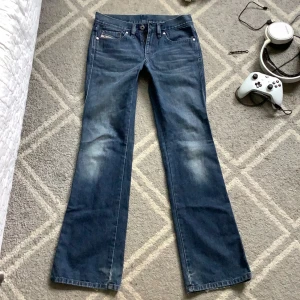 Low waist jeans bootcut  - Jätte snygga low jeans i bootcut från diesel 💕💕inga defekter👌midjemått: 35cm rakt över innerbenslängden: 77 cm💓om du vill köpa klicka på ”köp nu” 