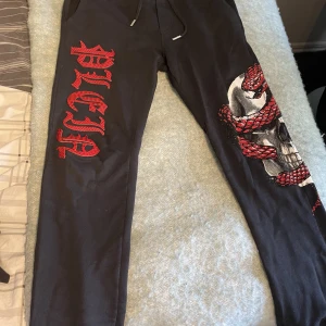 Bra deal - Ett par svin snygga Philipp plein byxor 100% äkta i storlek S passar folk som är mellan 175-180 ungefär, riktig bra skick, värda runt 10000kr.