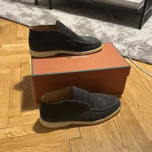Loro Piana open walk - Loro Pianas mest populära skomodell, typ slutsålda överallt. Nypris 920 EUR (ca 10 965kr) och går nästan inte att hitta i navy. Köpta i deras Venedig-butik. Använda kanske 8 gånger totalt.