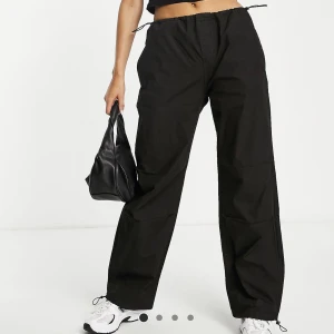Parachute pants - Säljer mina parachute pants från ASOS. Har enbart använt ett få tal gånger. Nypris 519 kr