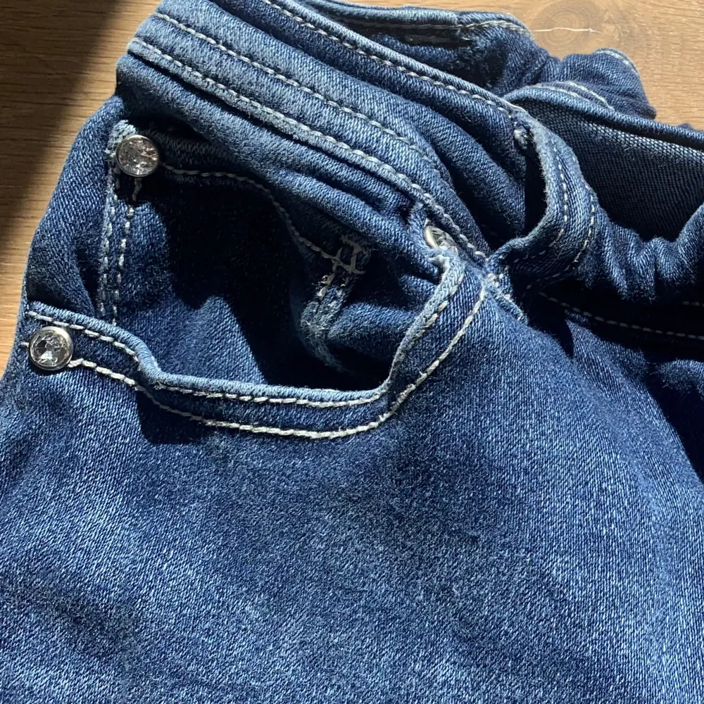 Ursnygg och coola bootcut jeans som jag köpt från sellpy💘 Jeansen är i mycket bra skick och har coola diamant detaljer på framfickorna och kuvertfickor🤩. Jeans & Byxor.