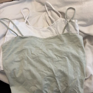 Linnen 2st - Säljer 2 st linnen, ett från Gina (grön) och en från Lager157 (vit) då dessa aldrig används. Säljes i 2 pack. Storlek S i båda. Priset gäller båda