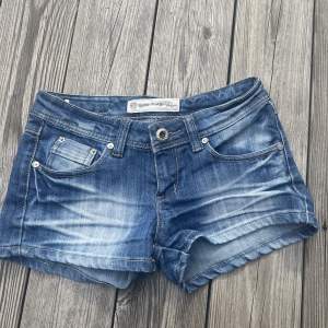 Jättesnygga lågmidjade jeansshorts 💙🤩 midjemåttet rakt över: 35-36 cm