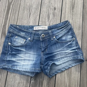 Lågmidjade jeanshorts - Jättesnygga lågmidjade jeansshorts 💙🤩 midjemåttet rakt över: 35-36 cm