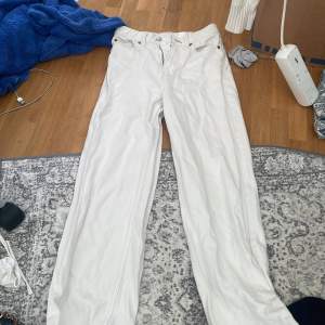 Vita oversised jeans typ storlek st 34, passar folk som e 160/163 High waist, därför jag säljer, används fåtal gånger