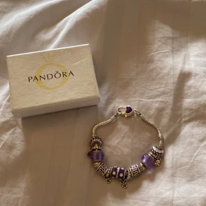 Pandora armband  - Inte använt så mycket men lite sliten där ”pärlorna” skavt (bild 3), syns inte när man har det på dock. Annars mycket bra skick.