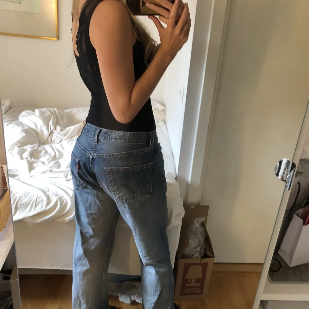 Supersnygga vintage Levis 501or som tyvärr inte kommit så mycket till användning då de var mer oversized än jag hade tänkt. Jag är ca 167 cm och trampar på flera centimeter💓. Jeans & Byxor.