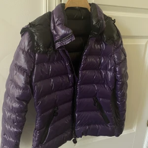 moncler - äkta lila moncler, perfekt nu till höst och vinter😍 Strl 0 motsvarar ungefär en xs. Pris är diskuterbart!🥰