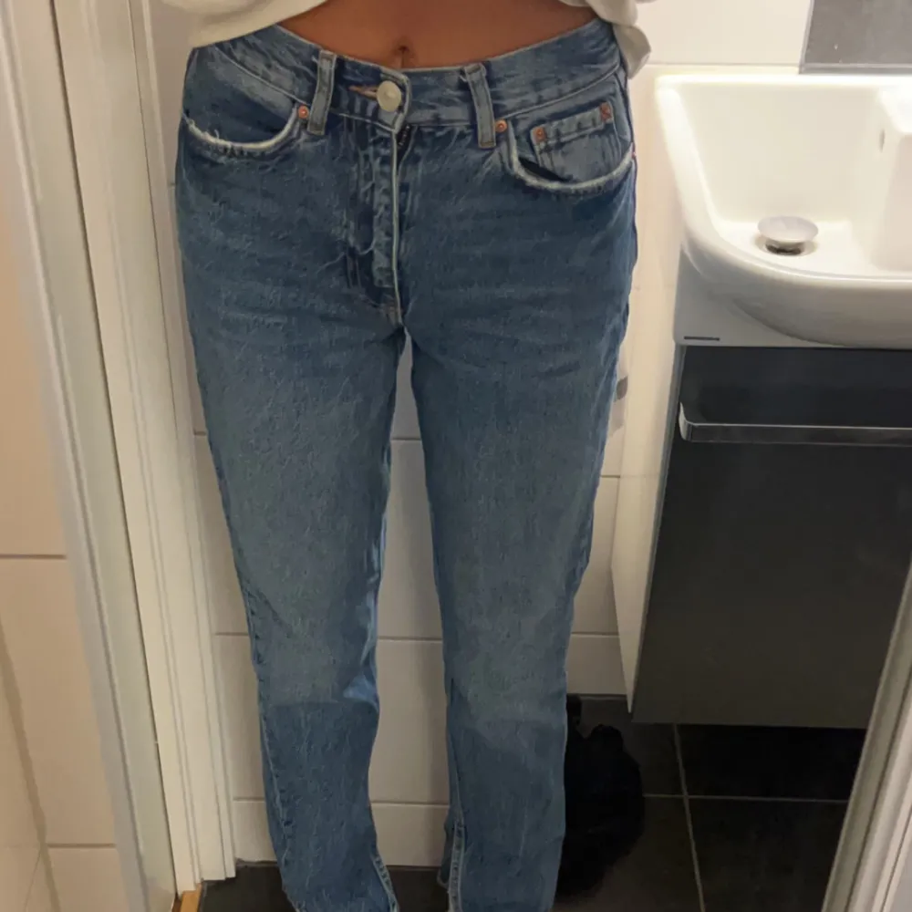 Gina highwaist slit jeans 32 säljer då de är för korta Andvända max 5 gånger Nypris 500 Inga defekter eller nått Går att lösa fri frakt!!. Jeans & Byxor.