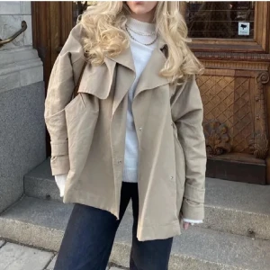 Arket trenchcoat  - Superfina och trendiga trenchcoaten i kortare modell. Varsamt använd så ser ut som ny. Pris kan diskuteras vid snabb affär. 