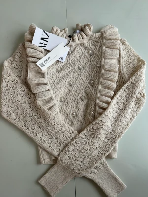 ZARA TRÖJA  - Säljer min helt oanvända zara tröja som har prislappen kvar. Köpt för 400kr och säljer för 199kr Är lite liten i storleken så skulle säga att den är S-M. Skriv för fler bilder!💓🤗🫶🌟