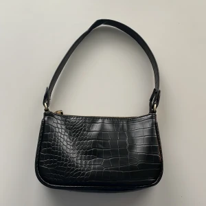 Jättesnygg axelväska  - Supersnygg väska, har inte använt så många gånger. Köpt på Kapphal  