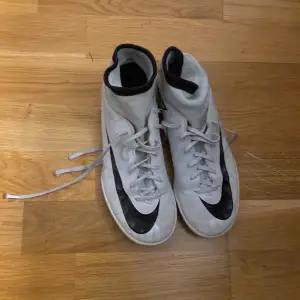 Nike/cr7 futsal skor skick 10/10 har aldrig använt dem för jag köpte dem till min bror men dem passade inte.