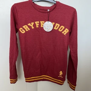 Hogwarts/Harry Potter tröja - Helt ny tröja som aldrig används, lapp finns kvar.
