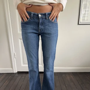 Lågmidjade bootcut jeans - Säljer dessa super fina jeansen med låg midja. De är köpta second hand i Köpenhamn men är tyvärr förkorta o kommer inte till användning. Står ingen storlek men skulle säga 26.❣️🥰💛💓🫵🏼