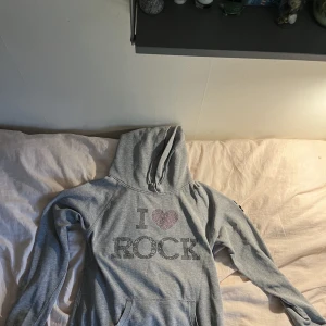 Y2k hoodie  - En skitball hoodie i storlek L som är använd ett fåtal gånger. På ärmen finns det en döskalle som syns på bilden 