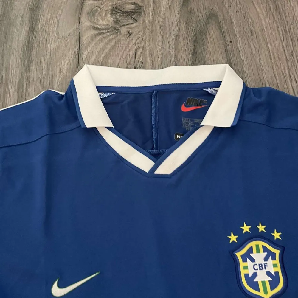 Detta är en fotbollströja för brasilien från 1997, bortaställ, knappt använd med bra kvalite! Följ instagram @aint_bout_nun för fler liknande tröjor!. T-shirts.