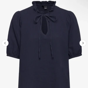 Marinblå blus - Från boozt, superfin men var lite stor på mig💗