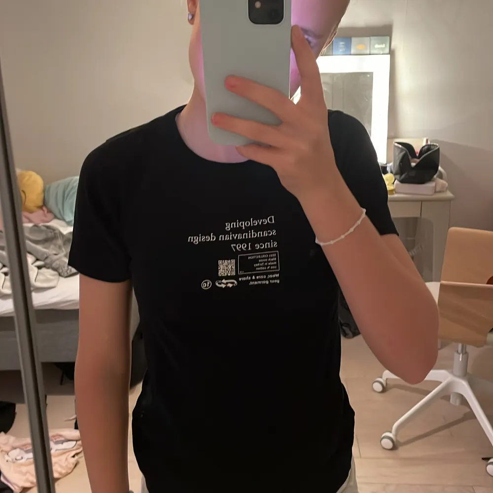 En T-shirt från Gina Tricot som är inte använd så mycket har växt ut väldigt fin. T-shirts.