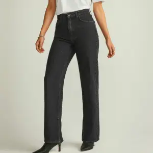 Supersnygga jeans i nyskick från märket Stockh lm. Rakmodell i gråtvätt.  Nyckick, säljer då det inte passar mig. Nypris: 799kr