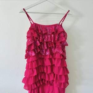 Rosa volangklänning med paljetter från Miss Sixty från 2000-talet köpt second-hand 🩷Endast använd vid ett tillfälle, i mycket fint skick 🩷