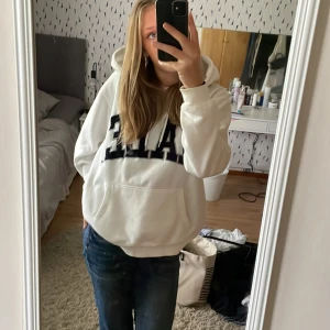 Vit Hoodie - Jätte fin vit hoddie som det står ”YALE” på❤️ Väldigt bra skick!!