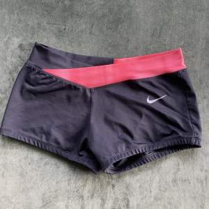 Så fina Nike shorts!! Står ej storlek men tolkar som en S/M