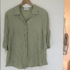 Vintage skjorta med ränder - Superfin vintage skjorta i grönt med ränder och axelvaddar 🍈🐸🥝 Storlek 40. 100% viskos. 