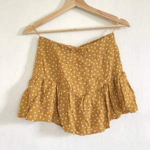 Gul minikjol - Jättesöt prickig kjol med inbyggda shorts som inte syns utifrån. 