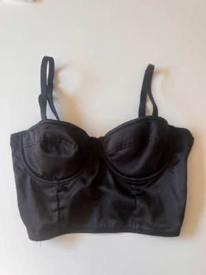 Korsett  - Jätte fin svart korsett linne😍 Minns inte var det köptes men köpte det för 2 år sen! Har knappt använt det eftersom det är lite stort💕 Priset kan diskuteras vid snabb affär💕💕