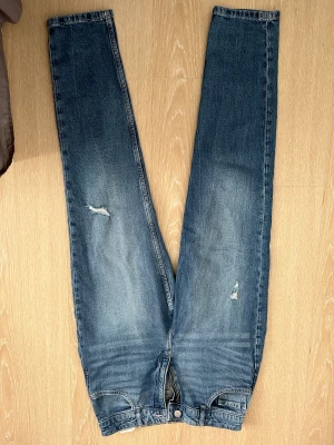 Jeans - Vanlig jeans, väl använda men varken slitna eller ful.