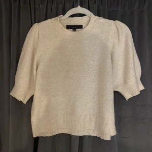 Stickad t-shirt  - Jag säljer min stockade T-shirt från vero Moda, Det är storlek m men skulle säga att den sitter som en xs-S