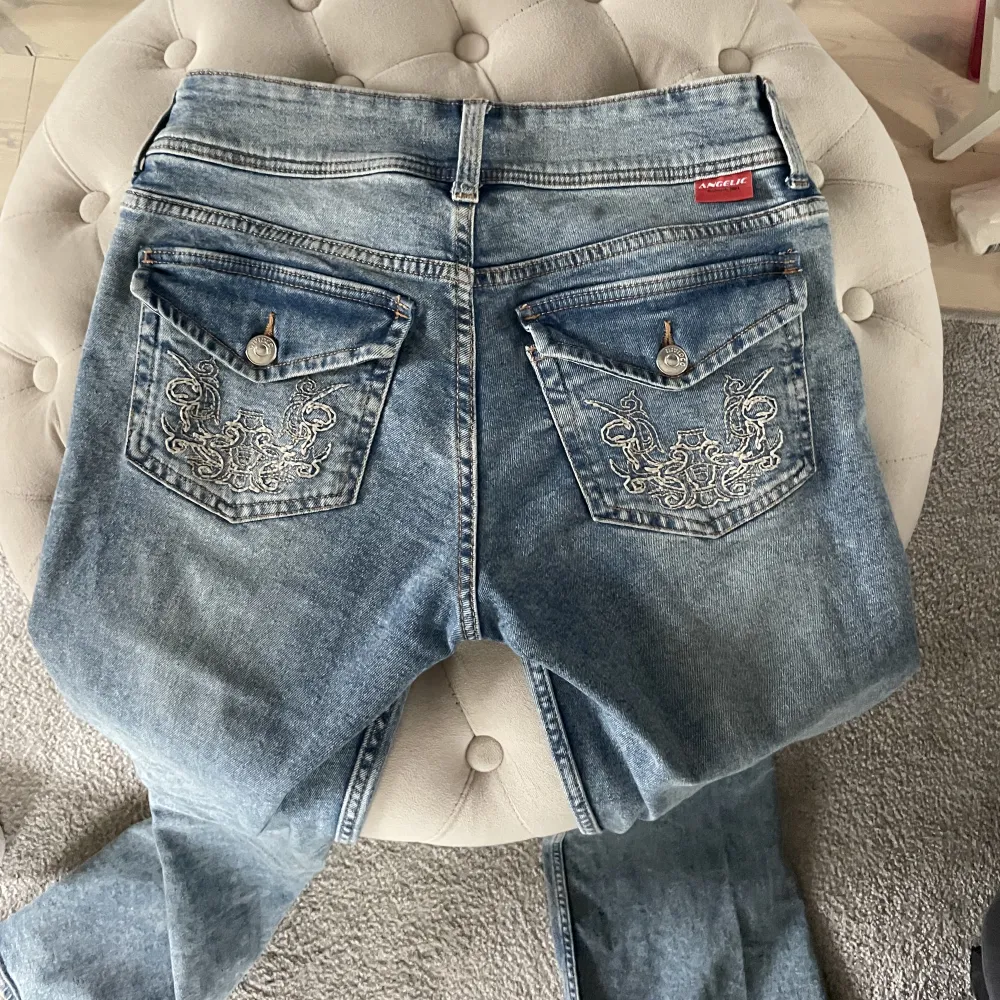 Säljer dessa coola lågmidjade jeans med mönster på fickorna. Det är samma jeans som de på första bilden bara det att mina är en ljusare blå. De är använda några gånger men är fortfarande som nya❣️. Jeans & Byxor.
