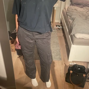 Cargobyxor (grå) - Cargobyxor från GinaTricot i storlek 42. Använda en gång så i väldigt gott skick!!