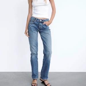 Snygga midwaist straight jeans från Zara. Storlek 34 fint skick. 