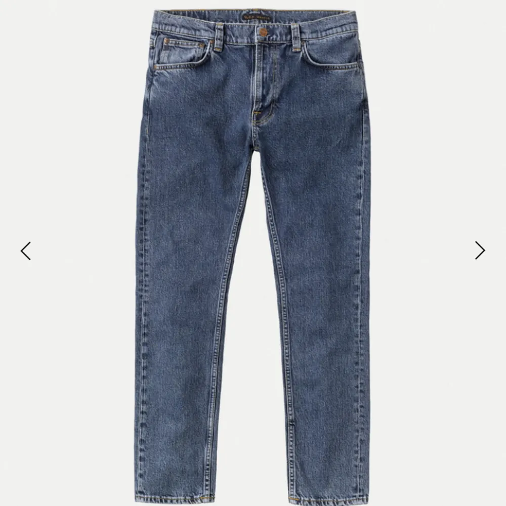 Säljer min knappt använda o skit snygga nudie jeans Köpt för ca 2 månadersen i affär o de är aldrig använda endast testade! Skick 10/10.  De är i Regular fit. Jeans & Byxor.