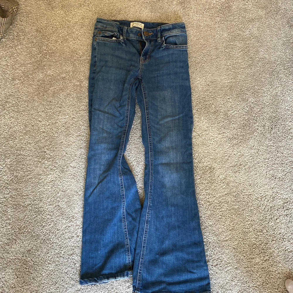 Säljer dessa låg midjade jeans ❤️ . Jeans & Byxor.