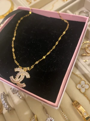 Chanel halsband - Säljer denna fina halsband som är helt oanvändbar.  Fri frakt ingår ej utan man betalar även för frakten.🫶🏼