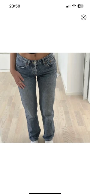 Lågmidjade zarajeans - Lågmidjade jeans från zara. Superbra skick. Skriv för fler bilder. Storlek 36💕
