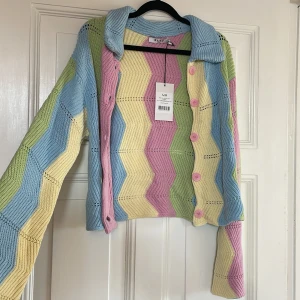 Superfin oanvänd kofta nakd - Superfin kofta från nakd som aldrig är använd då jag har för många. Perfekt nu till hösten. Storlek s/m. Lite kortare i modellen, frakt tillkommer