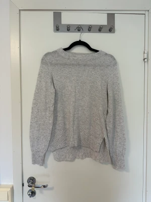 Tröja - Mysig tröja med korta slits på sidorna! Storlek xs men passar också S😁