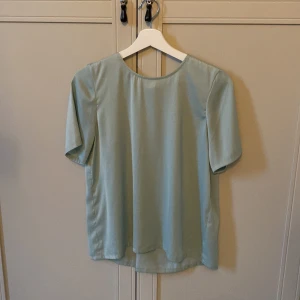 Mintgrön blus/topp - Säljer denna mintgröna/turkosa toppen  från Monki.