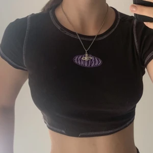 Svart topp  - Svart topp som jag inte längre använder, den är i bra skick men det lilla sömmen har gått av lite 