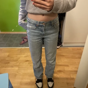 Low/mid waisted jeans - Just nu fri frakt! Jag säljer mina low/mid waisted jeans pågrund av att dom inte kommer till användning. Superbra skick! 💞