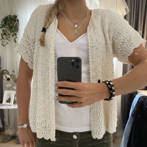 Virkad kofta - Säljer denna superfina virkade koftan som passar till allt!