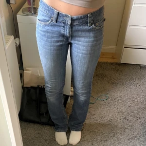 Lågmidjade jeans  - As snygga lågmidjade blåa jeans från Esprit! De är använda och har tyvärr tappat knappen (själv haft en säkerhetsnål och funkar lika bra) men inget man lägger märke till, annars i mycket fint skick! Jag är ca 164, bara att skriva vid frågor 💓💓