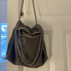 Väska  - Säljer min super fina kedje väska då jag vill byta ut den💗