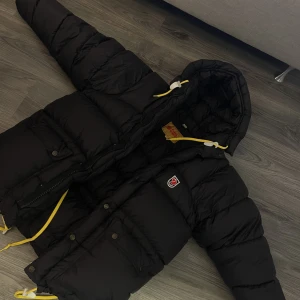 fjällräven dunjacka  - säljer min fjällräven i xs passar även s🖤 nypris 7000! kom privat för fler bilder FRI FRAKT❤️