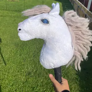 Vi säljer en vit käpphäst med några prickar !den är skuggad och är ett sto! Den är namnlös 