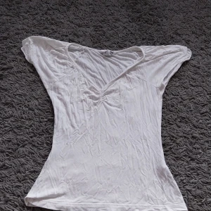 Vit topp - Vit topp från Hm. Använt skick. Storlek XS.   Betalning via swish och köparen står för frakten 